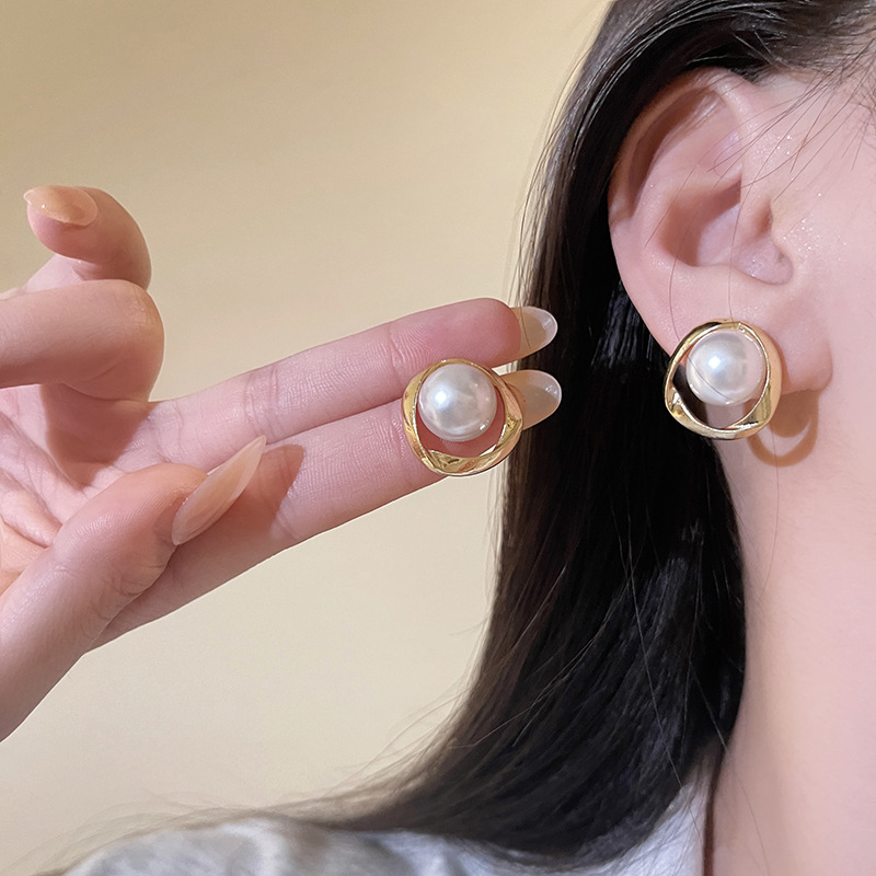 Elegant socialite pearl stud earrings, a unique and high-end design for women, 2024 new stylish earrings wholesale Specification drawing