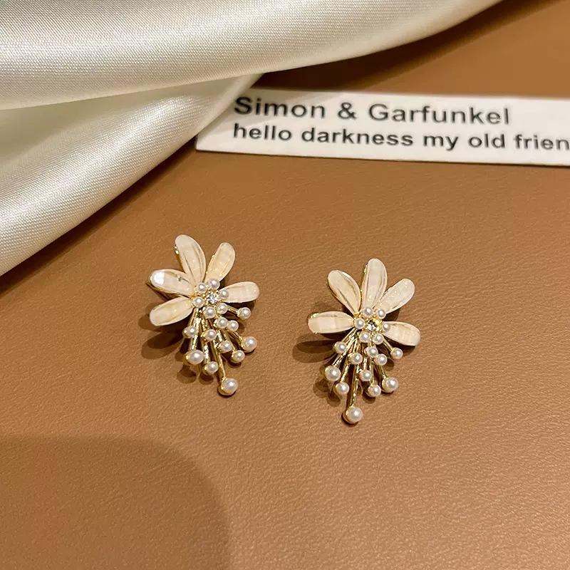 Fresh and delicate flower pearl stud earrings, fashionable Japanese and Korean style, trendy and stylish earrings, S925 silver needle small earrings details Picture
