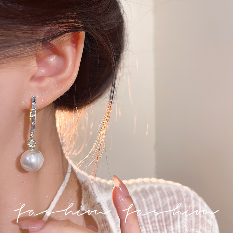 High-end champagne pearl earrings, zircon earrings, French exquisite, niche and versatile earrings, new women's trendy long style Application Scenario