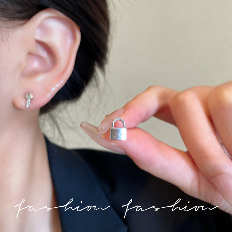 Korean-style creative lock head key earrings, small, simple and high-end design sense, individual ear studs, light luxury and unique earrings, trendy full figure