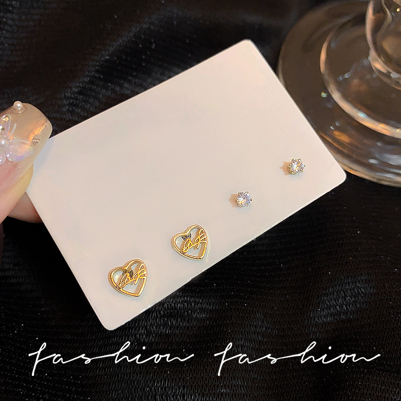 No need to take off the mini and small hollowed-out heart-shaped earrings when sleeping. This is an Instagram-style Korean version of a rare and exquisite two-piece set of earrings Specification drawing