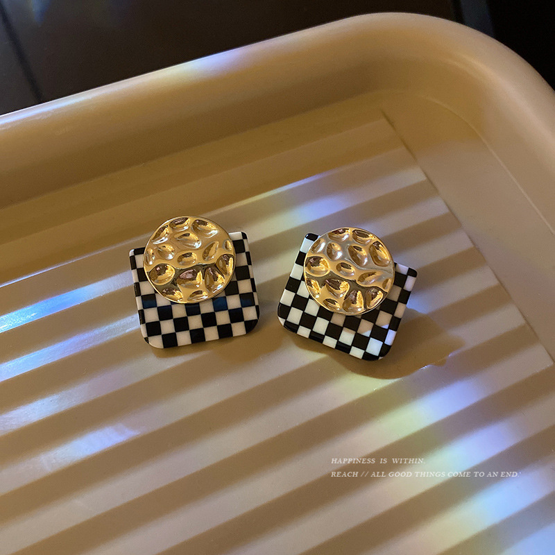 Korean-style geometric stud earrings, retro checkerboard pattern, niche design sense earrings, high-end, elegant and individualistic new earrings, trendy full figure