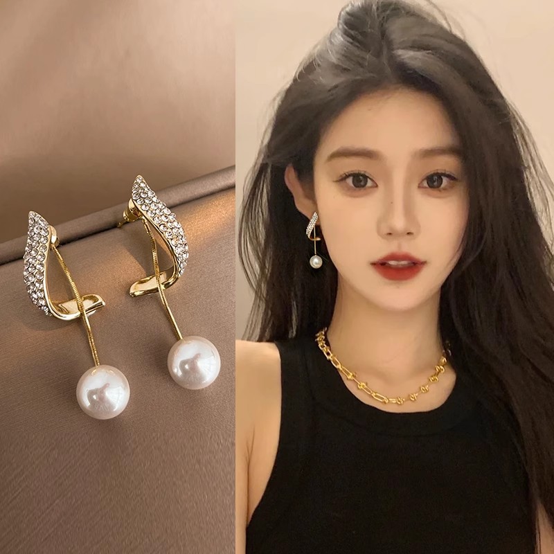 Korean-style pearl tassel fashionable stud earrings, a unique design for women, a pair of light luxury earrings with a high-end feel full figure