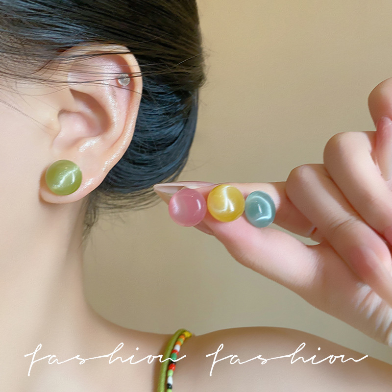 Dopamine round stud earrings are a niche design for women. Summer clear and versatile earrings. Sweet and cute, versatile and simple earrings details Picture