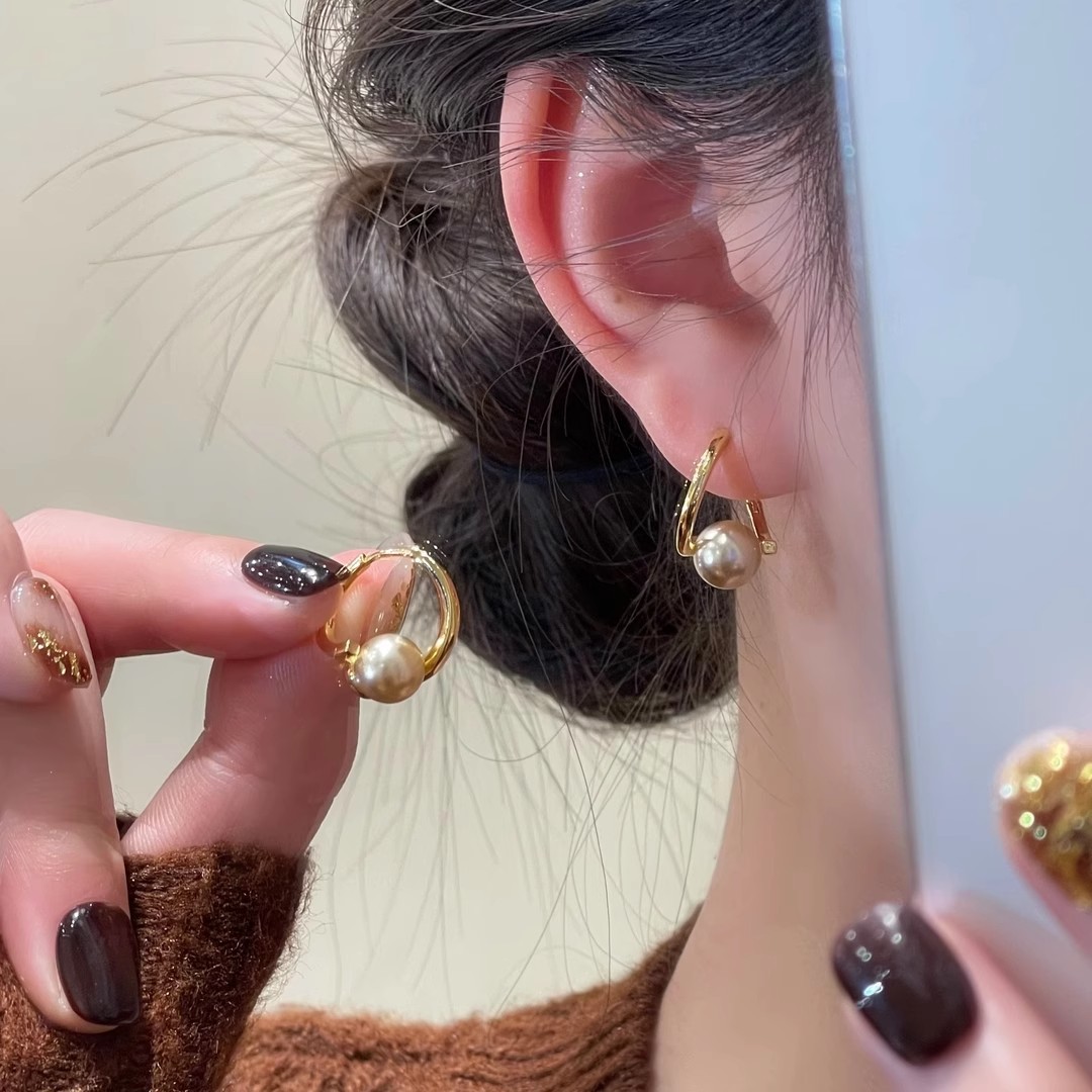 The elegant Maillard pearl earrings are a light luxury and niche design for women. They are the new 2025 Douyin hit ear buckles and earrings full figure