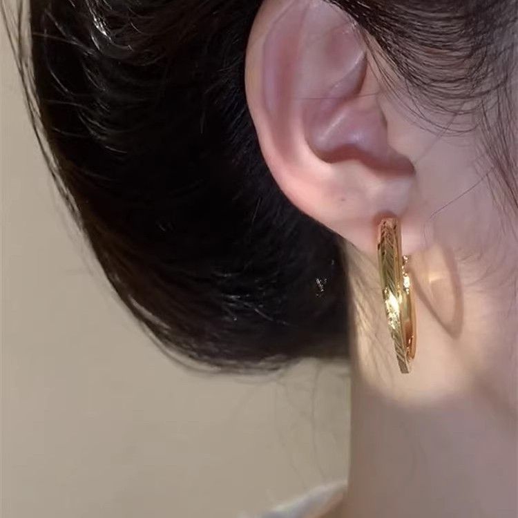 Cold style striped braided silver needle ear rings for women, unique and individualistic plain ring earrings, fashionable and elegant ring earrings Specification drawing