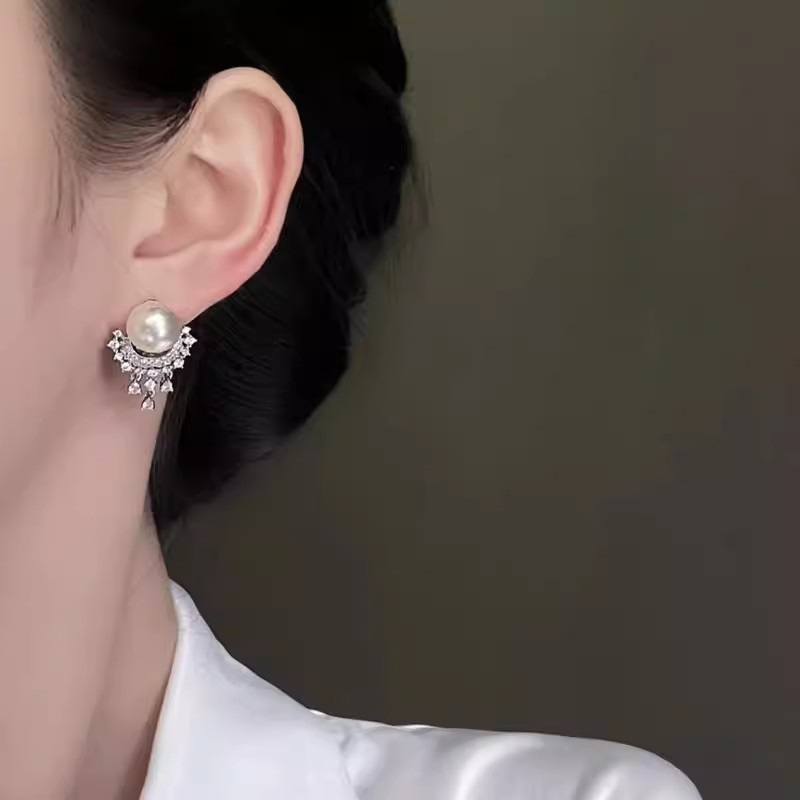 925 Silver needle pearl diamond-encrusted tassel earrings, women's fashionable and light luxury style stud earrings, French niche design sense earrings Application Scenario