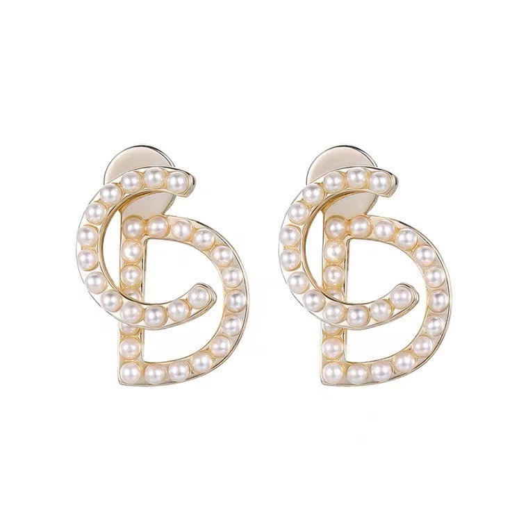 S925 Silver needle Korean pearl CD letter-hanging style, simple and elegant, versatile, star-style personalized stud earrings Item Picture