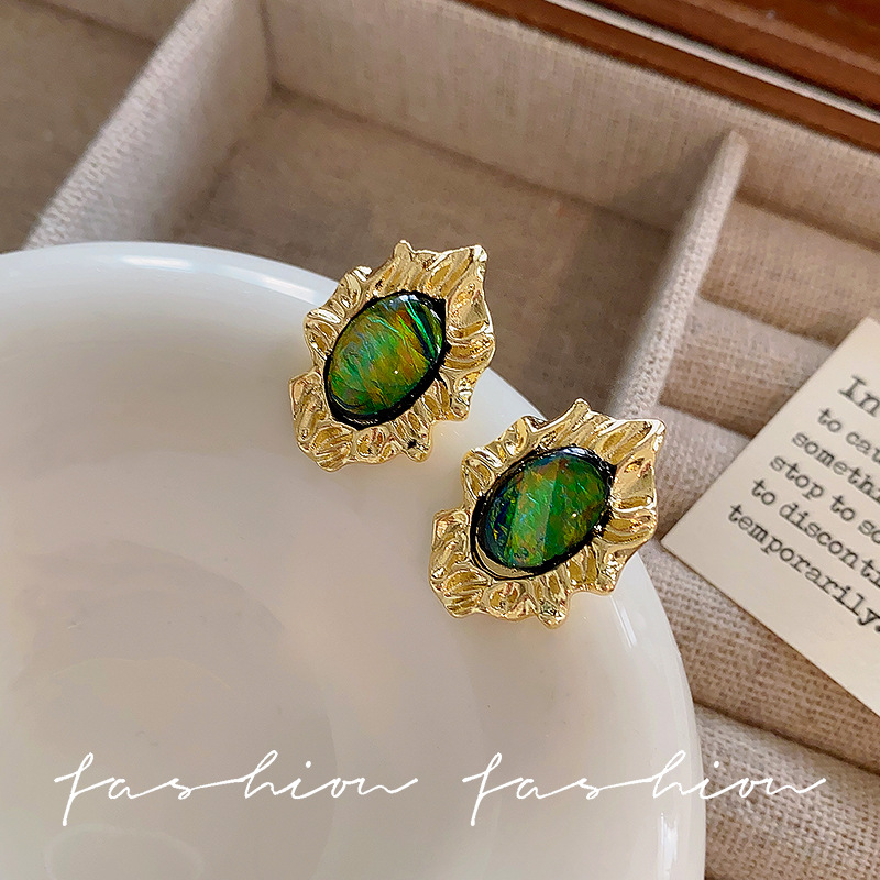European and American court style vintage, retro style oil-dripping metal earrings, women's imitation emerald earrings Specification drawing