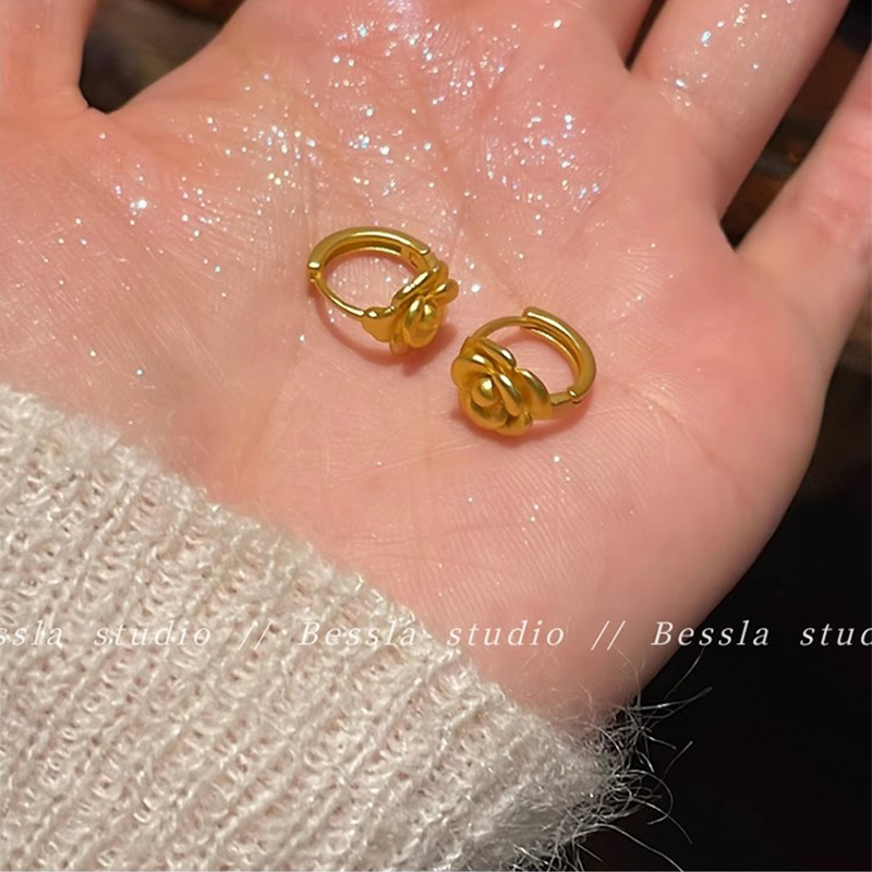The simple and elegant golden camellia flower ear buckles exude a unique and high-end feel. They are versatile and fashionable for women's commuting earrings details Picture
