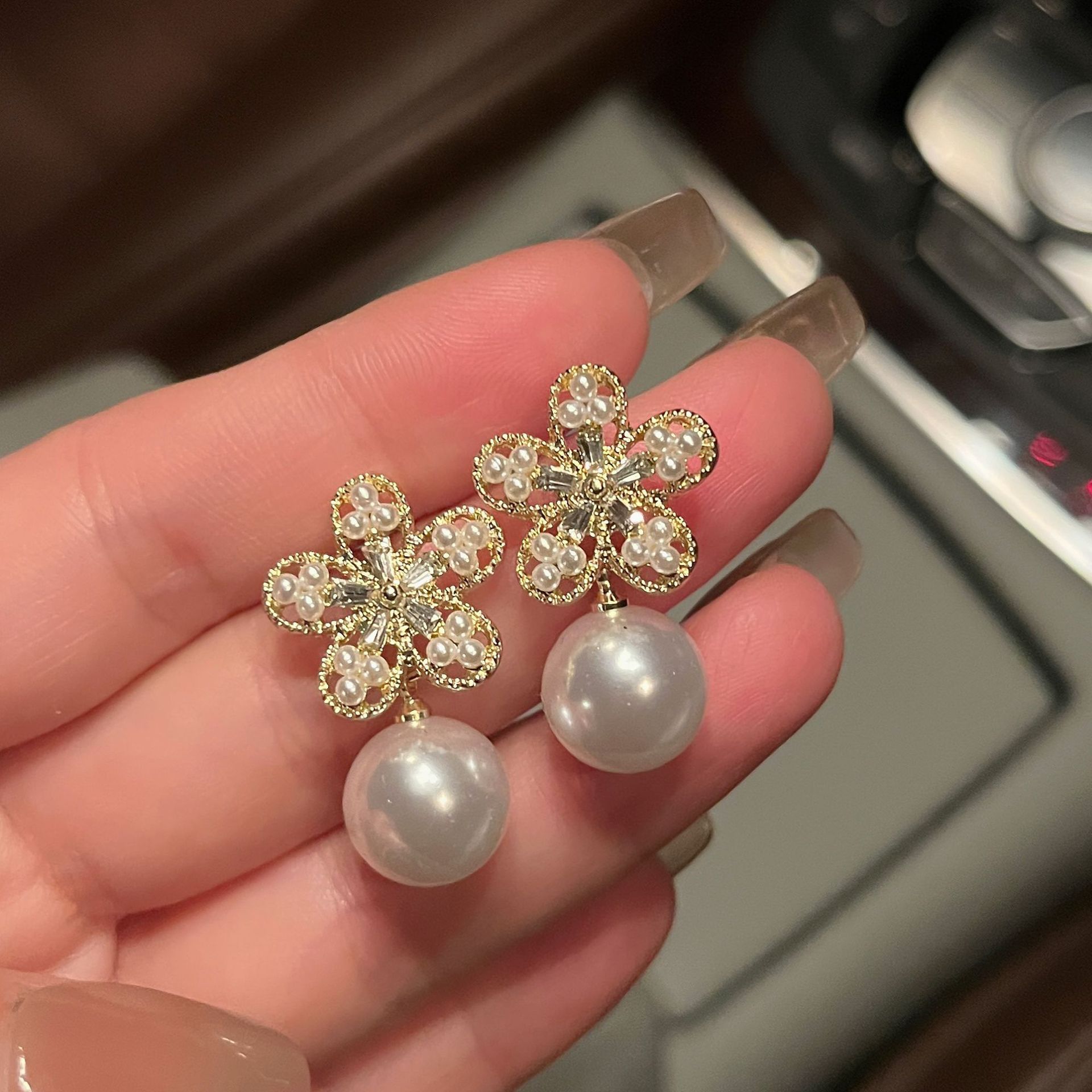 S925 Silver Needle Pearl Cluster Flower Earrings, a new fashionable ear accessory with diamond-encrusted stud earrings that exude the charm of female Internet celebrities full figure
