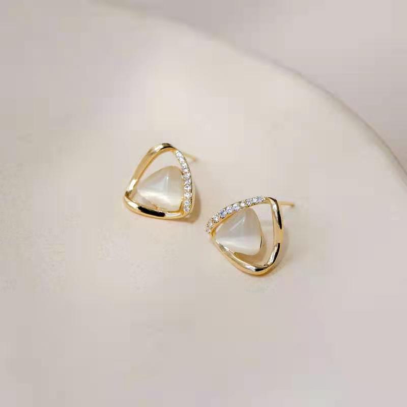 The new S925 minimalist triangular cat's eye stone stud earrings are small and stylish, featuring a unique Korean design full figure