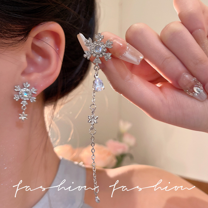 Asymmetrical snowflake Zircon tassel earrings, a new bestseller in 2025, with a light luxury and high-end feel, are rare and exquisite earrings full figure
