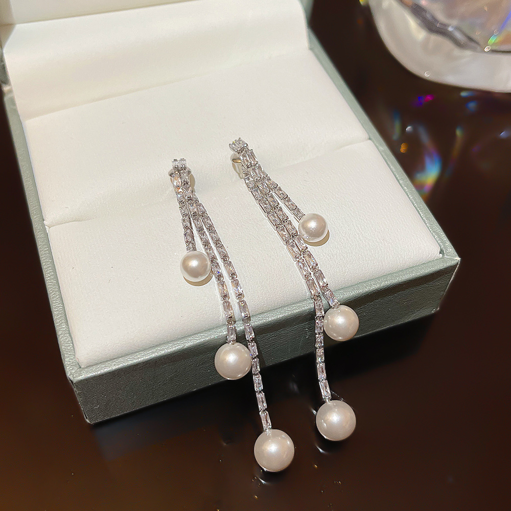 A unique pair of S925 silver pin tassel earrings with a unique design sense, a niche and popular pearl earring for women Application Scenario