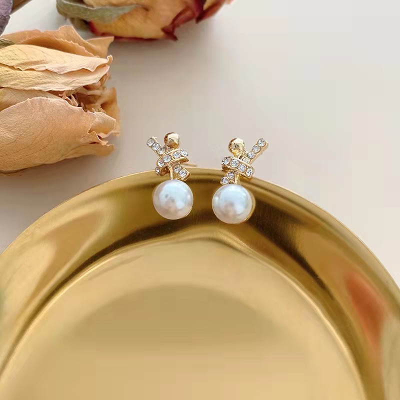Korean Dongdaemun pearl stud earrings, simple and elegant bow earrings, women's retro design style earrings S925 silver needle Application Scenario