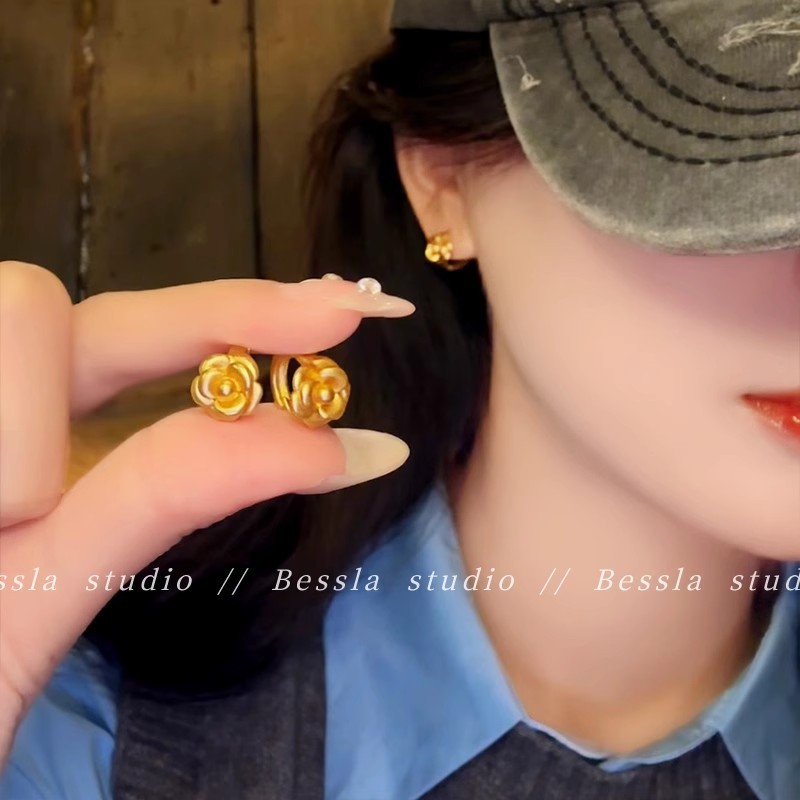 The simple and elegant golden camellia flower ear buckles exude a unique and high-end feel. They are versatile and fashionable for women's commuting earrings full figure