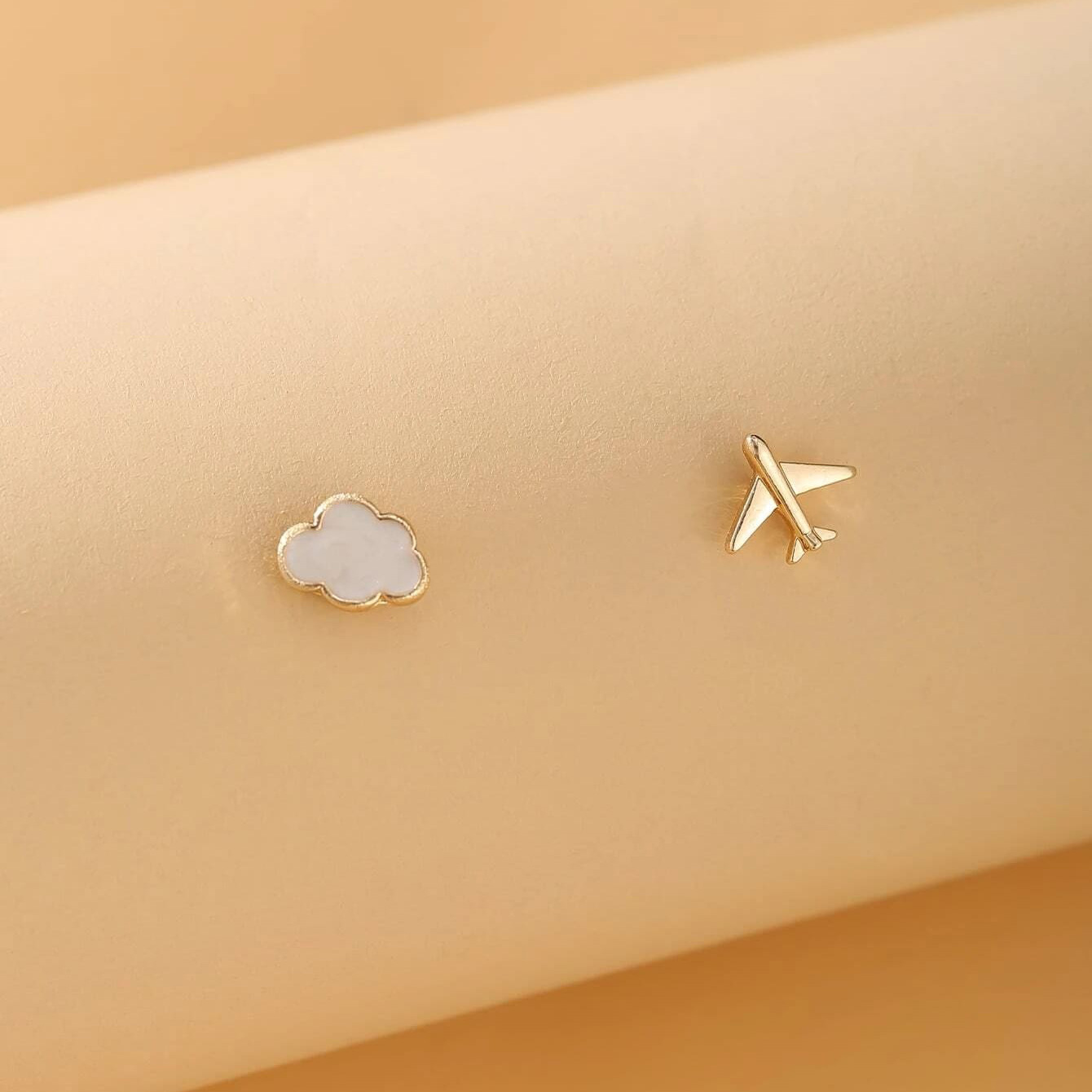 Han Zhishang's independent station features cute cloud, airplane, small ear studs, cross-border creative, sweet and oil-dripping white ear studs for women from Europe and America full figure
