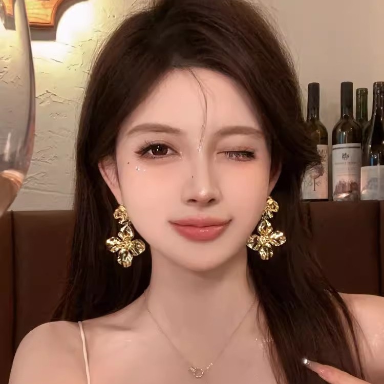 vintage floral metal heavy metal earrings with a high-end and exaggerated golden style. Earrings and accessories for socialites' evening gowns Application Scenario