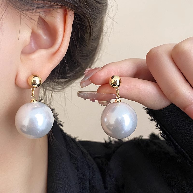 Light luxury and elegant large pearl earrings, women's autumn and winter high-end and versatile stud earrings, niche design, unique and exaggerated earrings full figure