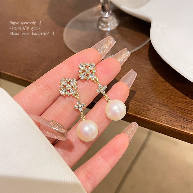 Snowflake pearl tassel earrings for women, 2024 new style, light luxury and high-end, round face earrings, niche and elegant stud earrings Application Scenario
