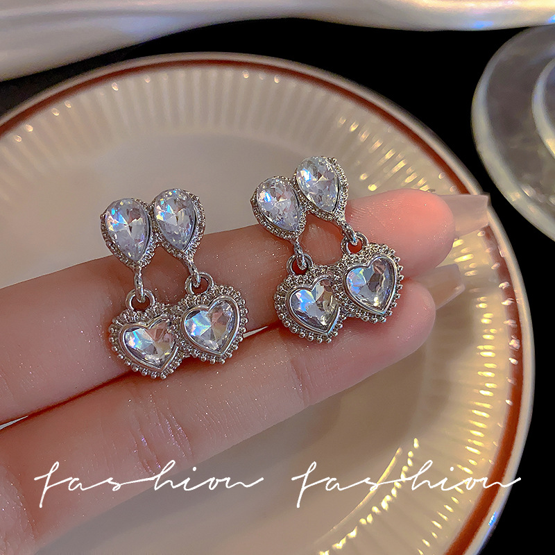 Korean InS-style heart-shaped earrings with a high-end and elegant look, new 2023 light luxury and niche design earrings full figure