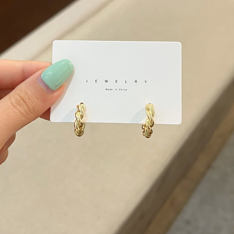 S925 Silver needle Japanese and Korean cold style twisted C-shaped stud earrings, the same style of trendy earrings, fashionable and individual earrings Specification drawing