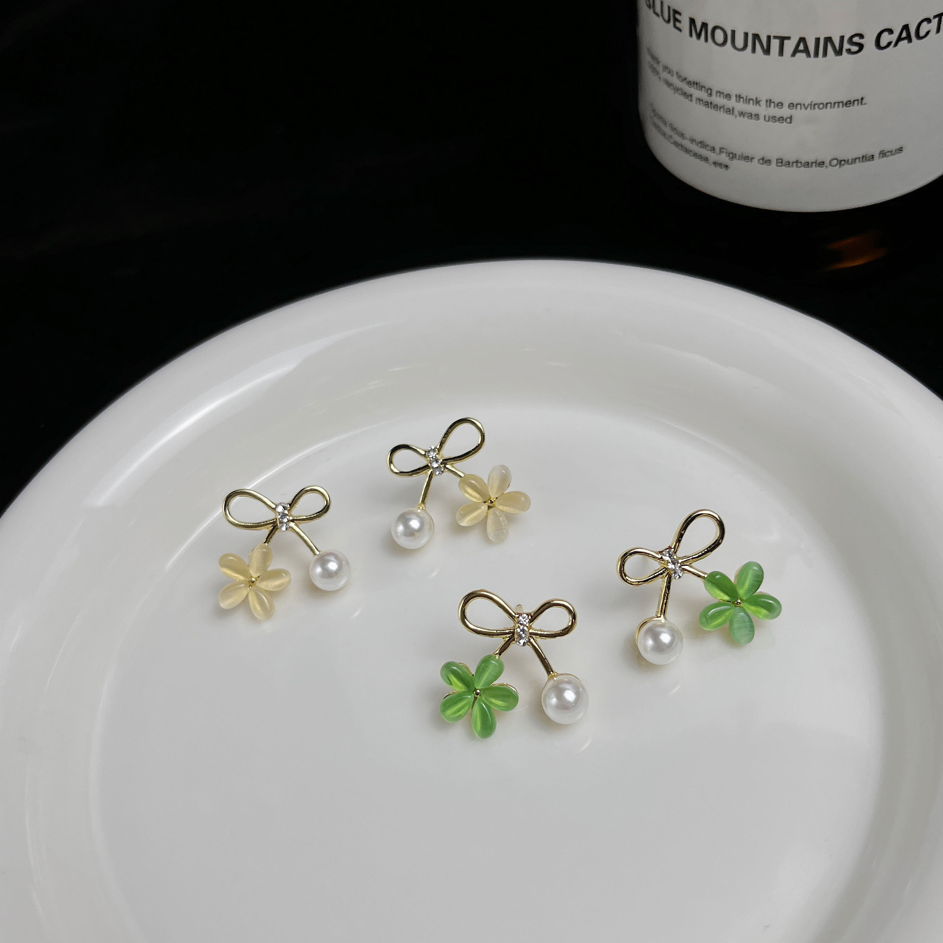 S925 Silver needle cat's Eye stone small flower ear Stud, with a unique design sense and an extremely ethereal and exquisite bow forest-themed earrings, a new style full figure
