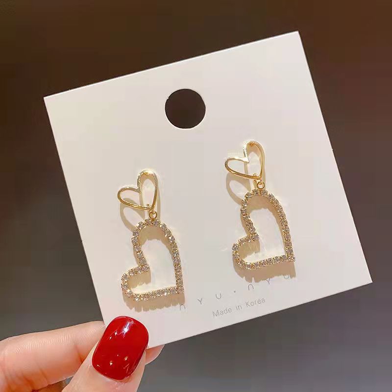 S925 Silver Needle Korean earrings, trendy, heart-shaped, fashionable and elegant stud earrings, versatile, personalized and simple earrings for women Application Scenario
