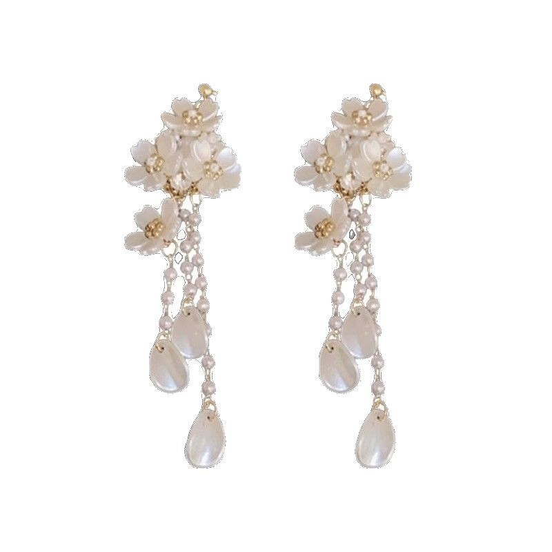 Spring cherry blossom tassel imitation pearl stud earrings, a unique design for women, French retro, super fairy-like forest-themed flower earrings Item Picture