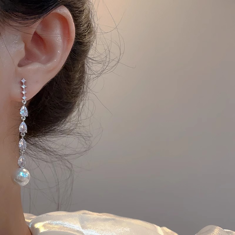 Super Flash Zircon elegant stud earrings for women, light luxury, retro fashion, high-end sense earrings, niche design, unique and versatile earrings Specification drawing