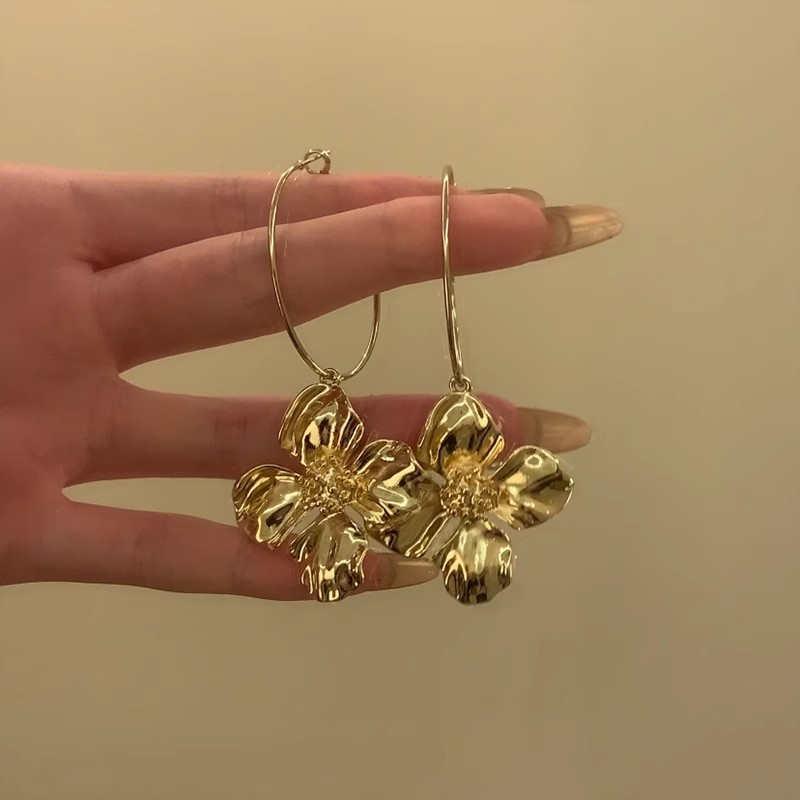 Golden large circle flower earrings, women's light luxury and high-end style, exaggerated and grand stud earrings, round and square face to make the face look smaller, earrings details Picture