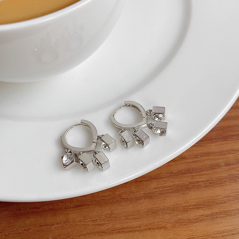 The diamond-shaped stud earrings worn by Liu Yifei are sweet and versatile for women, with a unique and elegant daily style. They are high-end and fashionable earrings details Picture