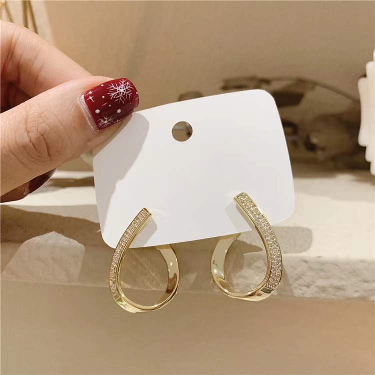 S925 Silver Needle, a trendy and individualized brand from Dongdaemun, South Korea, featuring bright diamond earrings and pendants with a trendy and stylish design full figure