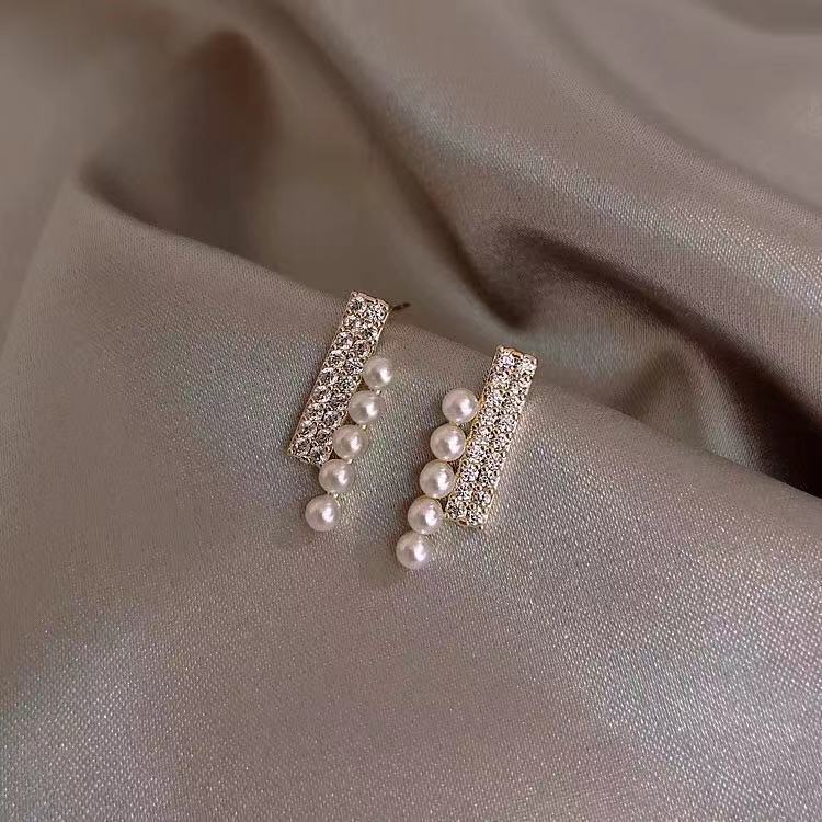 Elegant and compact pearl stud earrings, Korean 925 silver needle simple geometric forest-style earrings, versatile diamond earrings, trendy for women Application Scenario