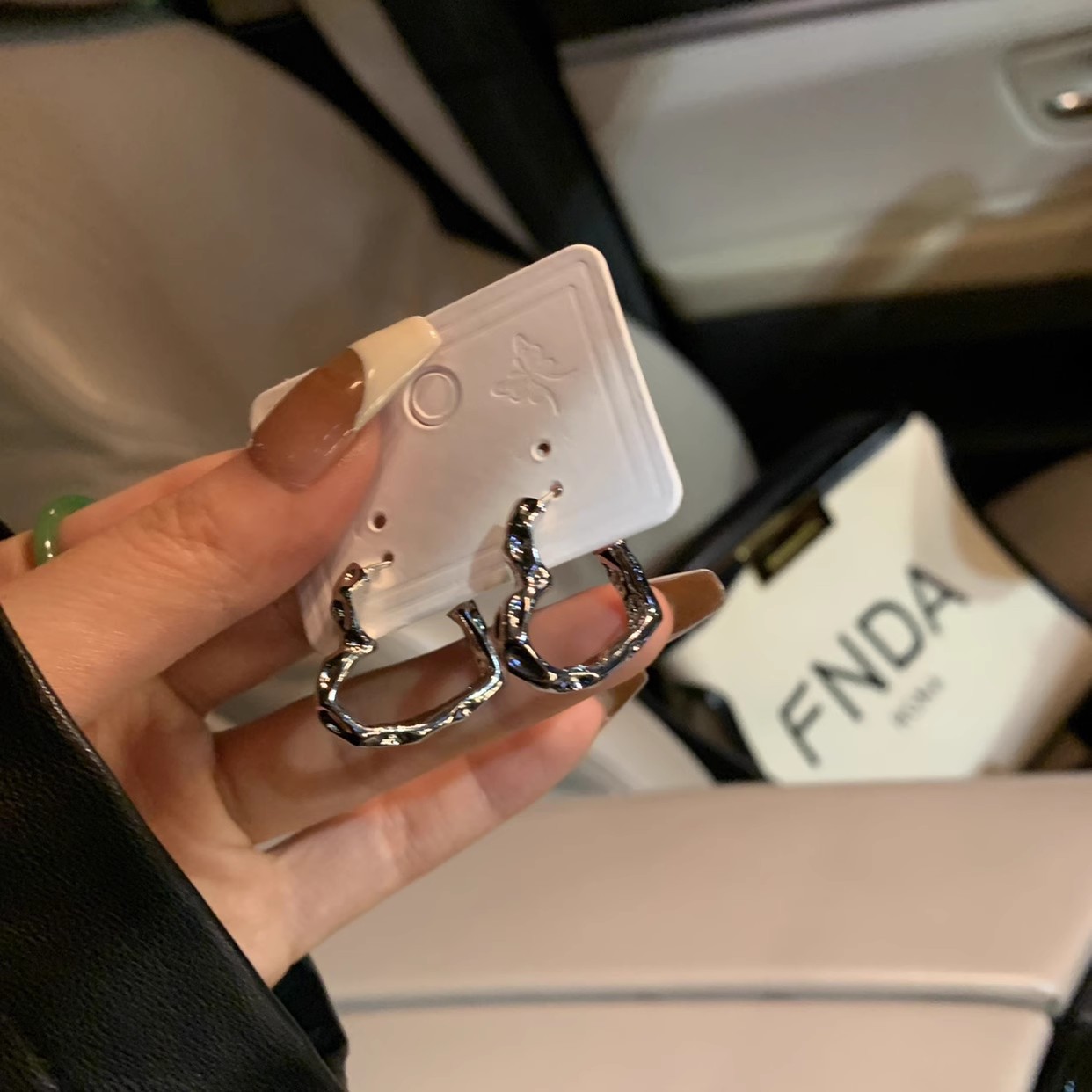 S925 Silver heart-shaped irregular high-end stud earrings, niche design, ins earrings, sweet and delicate, light luxury earrings Specification drawing