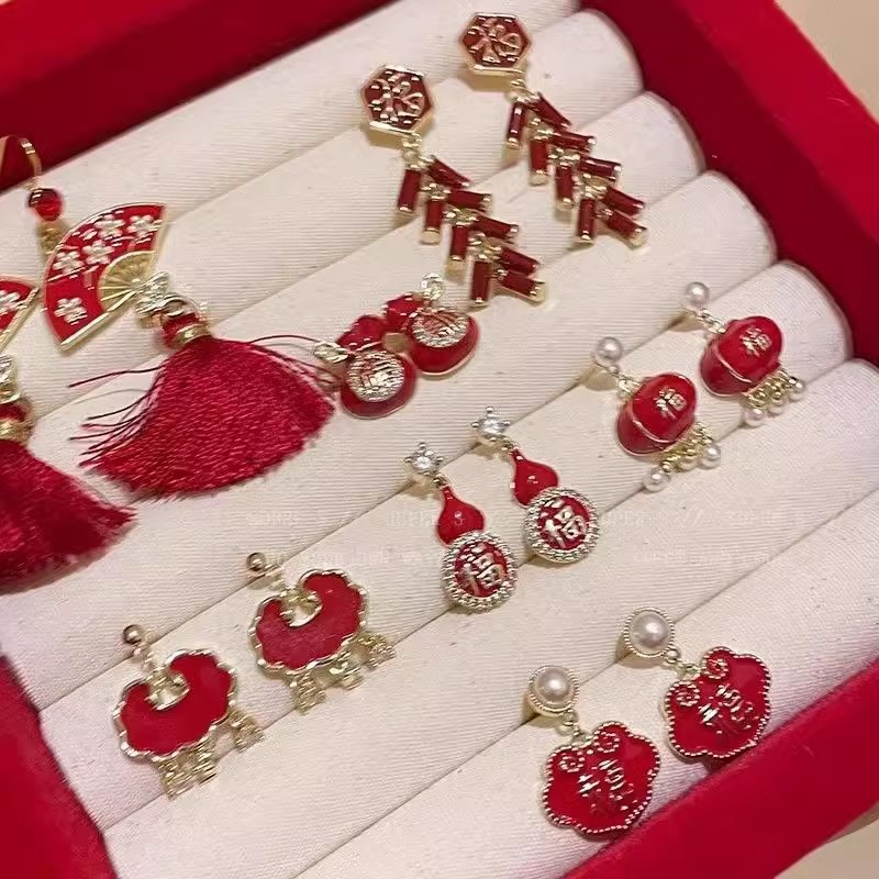 Chinese-style "Fu" character red lantern, pearl pendant, stud earrings, unique design sense for women, lucky bag, peace lock, autumn and winter earrings Application Scenario