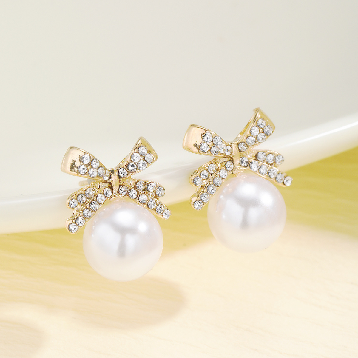 Cross-border best-selling bow, sparkling diamond, retro imitation pearl stud earrings for women, creative and high-end look, elegant and exquisite earrings Application Scenario