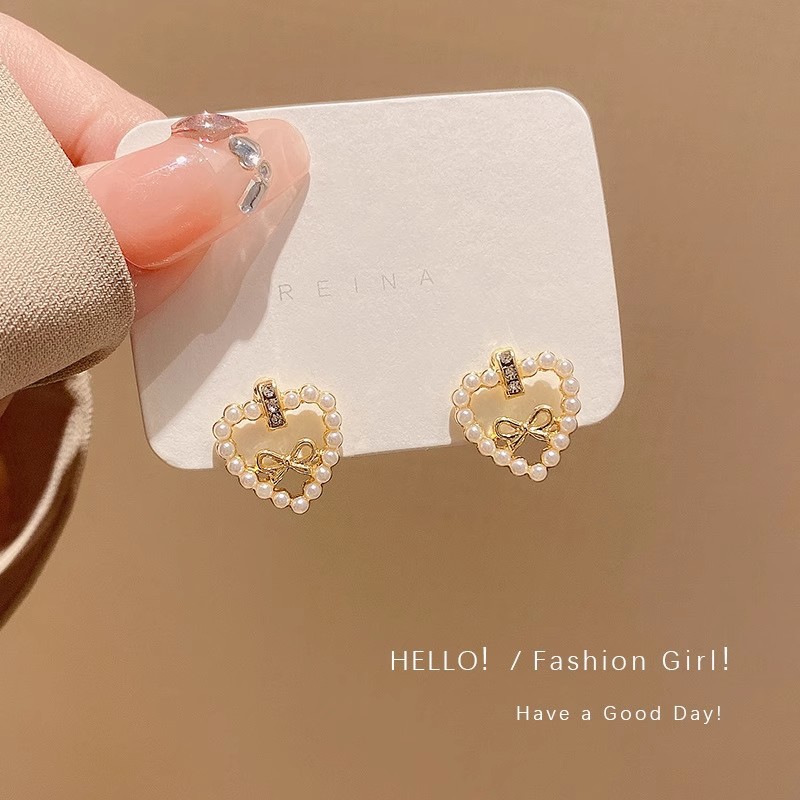 Super ethereal and simple heart-shaped bow, fashionable diamond-encrusted earrings, versatile and elegant stud earrings for women Application Scenario