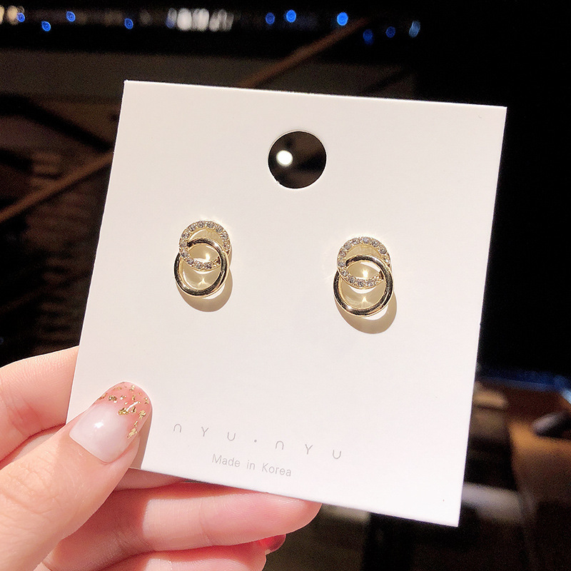 The new Korean-style fashionable and simple earrings feature small ring stud earrings with a unique and cold style. The diamond-encrusted double ring earrings are also stylish details Picture