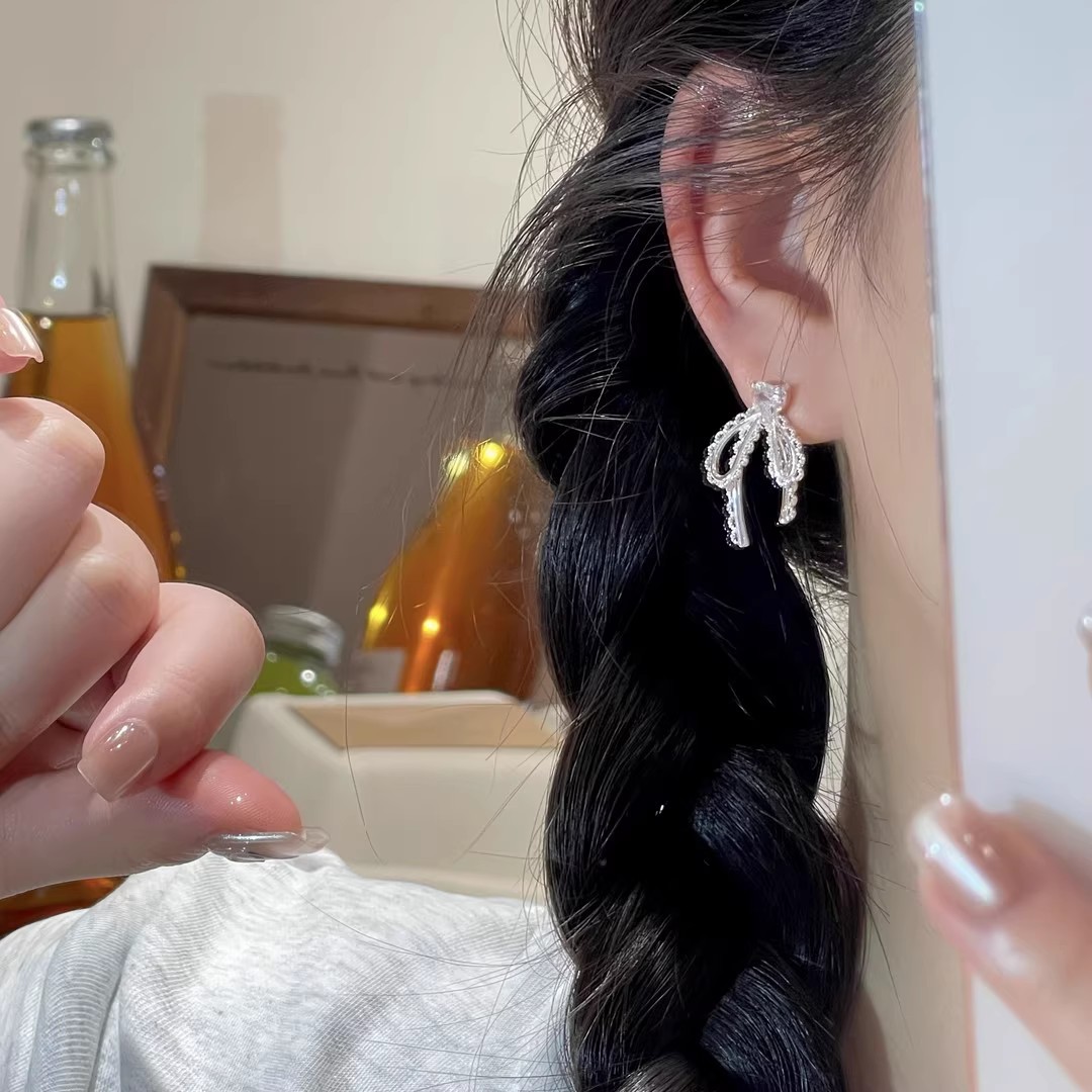French lace bow stud earrings for women, exuding a sense of high-end luxury and a touch of elegance. Niche design, exquisite and sweet earrings Specification drawing