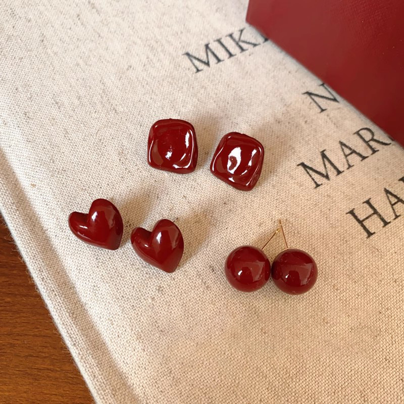 The Ankela red pearl stud earrings exude a retro charm and a high-end feel for women. This is a new type of ear accessory with a light luxury design details Picture