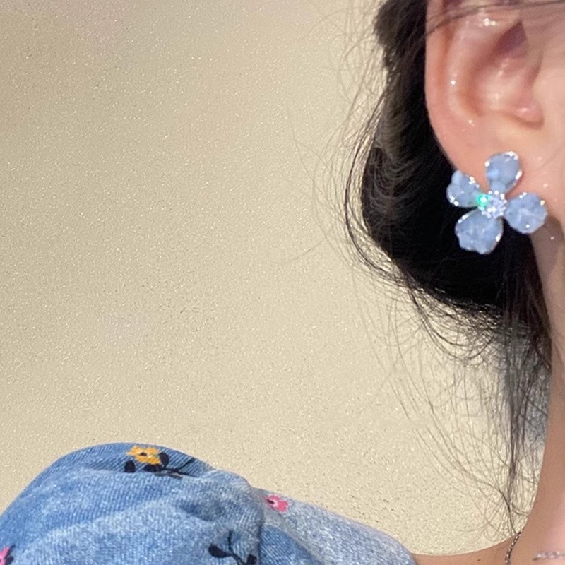 The S925 silver Needle purple crystal flower earrings exude a sense of high-end sophistication and are a niche Instagram forest-themed stud accessory. They are a light luxury and internet-famous earpiece Specification drawing