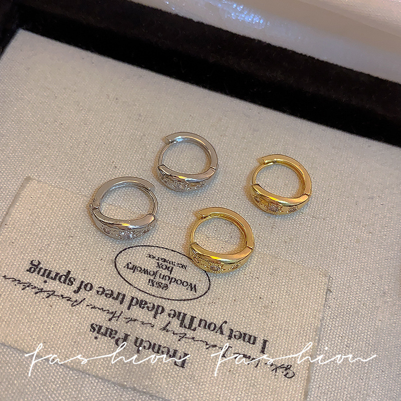 Golden small sun ear rings, simple diamond-encrusted ear buckles, cold style, retro and versatile earrings, personalized and elegant earrings wholesale Application Scenario