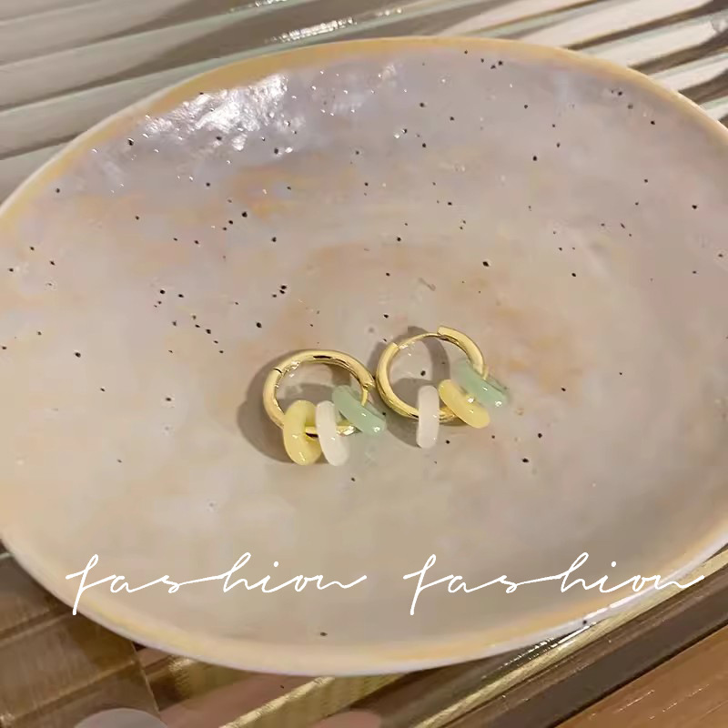 This is a pair of faux agate and jade ear loops for women. The elegant metal ear loops exude a sense of high-end, light luxury, and are simple and safe details Picture