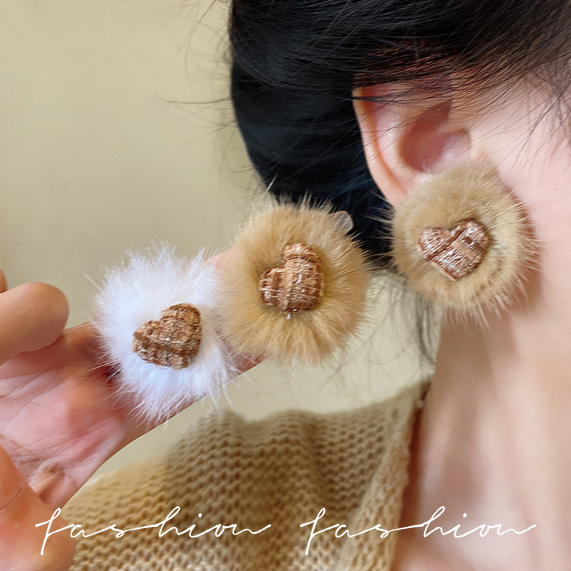 Silver needle retro autumn and winter atmosphere, plush heart-shaped earrings, women's light luxury and high-end feel, exquisite stud earrings, high-end feel earrings details Picture