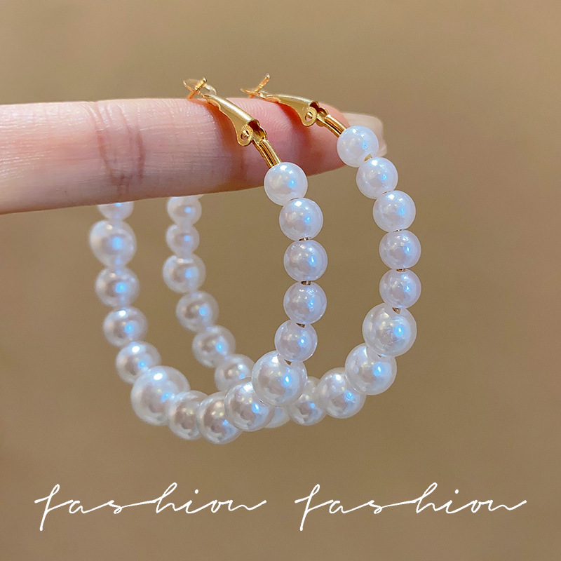 White pearl ear loops, a high-end Korean-style, unique and distinctive earring design, stylish and fashionable new earrings for women Application Scenario