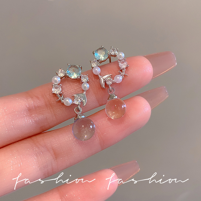 Forest-themed exquisite silver fishtail garland earrings, a unique and cool feminine touch, light luxury stud earrings, and long pearl earrings full figure