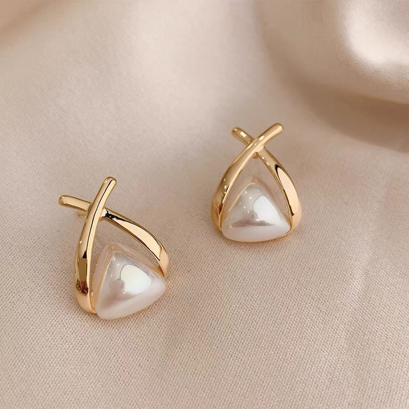 S925 Silver needle geometric triangular crossed pearl stud earrings for women, retro, simple and elegant, light luxury earrings wholesale full figure