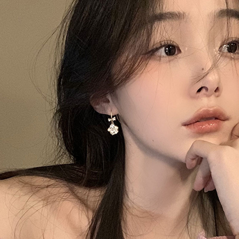 French-style camellia stud earrings, women's bow, pearl, niche design sense, high-end earrings, earrings and pendants details Picture