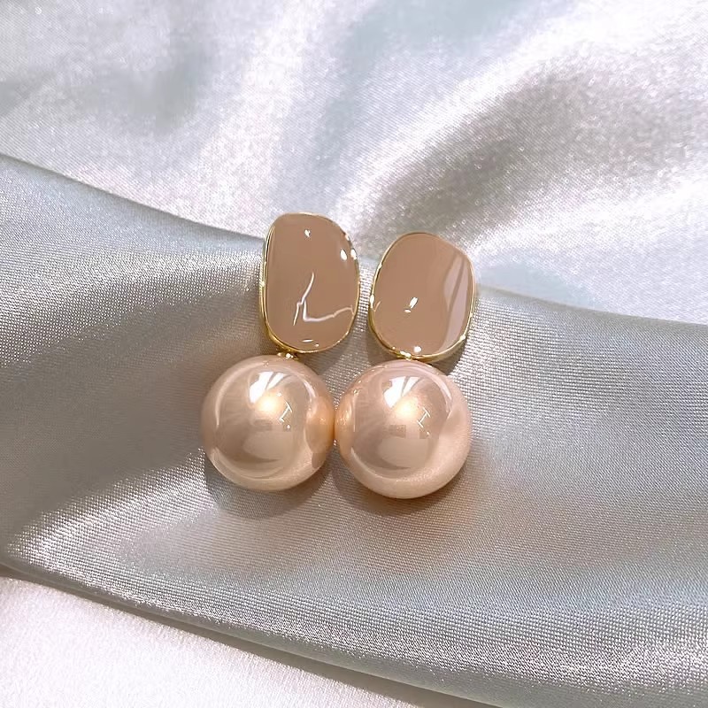 S925 Silver Needle Champagne-colored pearl earrings, women's ins style, light luxury, high-end and elegant stud earrings, bestsellers, versatile earrings full figure